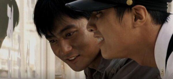 Brothers Jin-tae (Jang Dong-Gun, L) and Jin-seok Lee (Won Bin) during happier times, in “Tae Guk Gi: The Brotherhood of War” (Showbox)