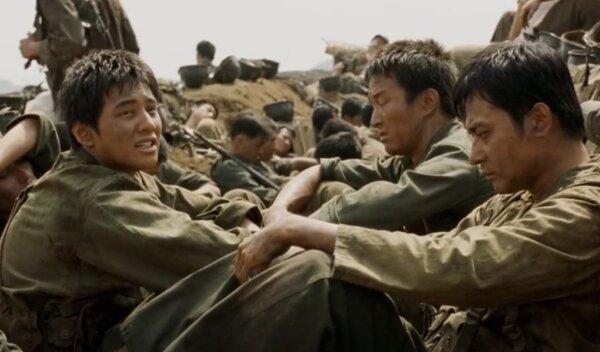 Brothers Jin-seok (Won Bin, L) and Jin-tae Lee (Jang Dong-Gun) after being forcefully conscripted, in “Tae Guk Gi: The Brotherhood of War” (Showbox)