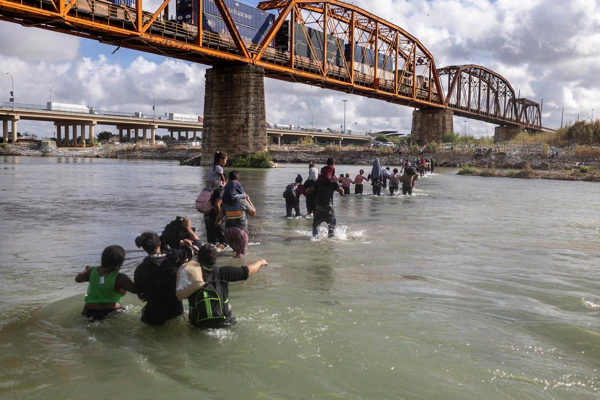 Illegal immigrants cross the Rio Grande from Mexico into the United States in Eagle Pass, Texas, on Sept. 30, 2023. (John Moore/Getty Images)