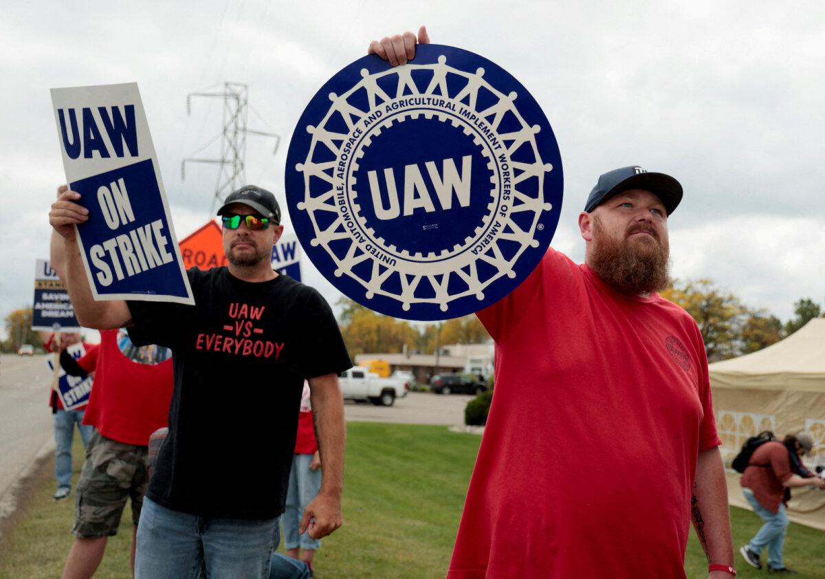 Striking United Auto Workers (UAW) members from the General Motors Lansing Delta Plant picket in Delta Township, Mich., on Sept. 29, 2023. (REUTERS/Rebecca Cook/File Photo)