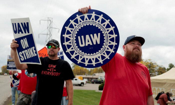 UAW Expands Strike as 6,800 Workers at Stellantis Pickup Truck Plant Walk Out