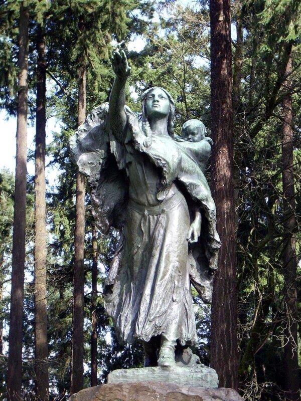 “Sacajawea and Jean-Baptiste,” 1905, sculpture by Alice Cooper. Washington Park, Portland, Oregon. (EncMstr/CC BY-SA 3.0)