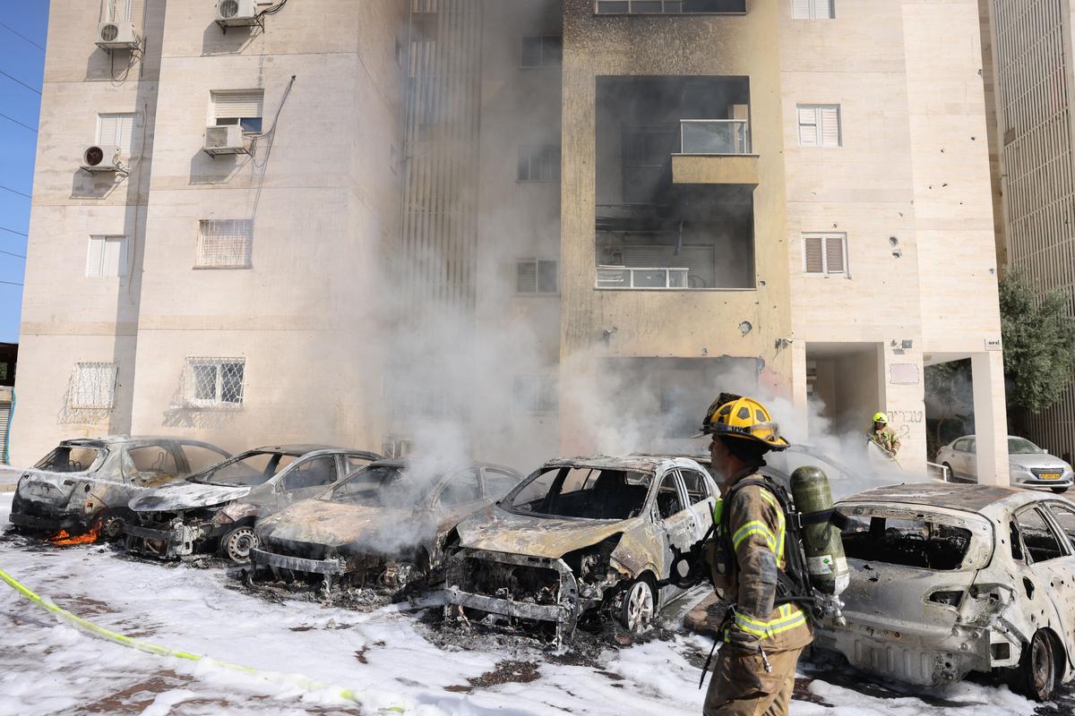 Israeli Gunships Hit Targets in Lebanon, Prompting Concern of Wider Conflict