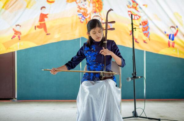 An artist plays Erhu, a Chinese musical instrument, at the Fall Fun Festival in Otisville, N.Y., on Oct. 7, 2023. (Mark Zou/The Epoch Times)