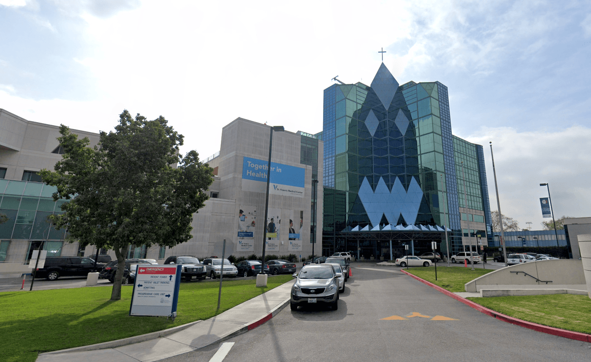 Hundreds of St. Francis Medical Workers Go on Strike in Lynwood