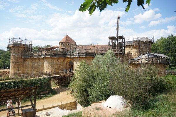  Entrance showing the two corner towers being completed, 2023. (Courtesy of Guédelon)