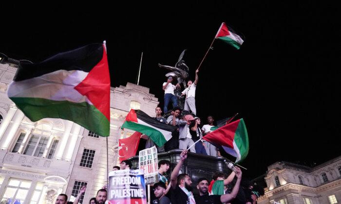 Three Arrested at Pro-Palestine Demonstrations Near UK Israeli Embassy