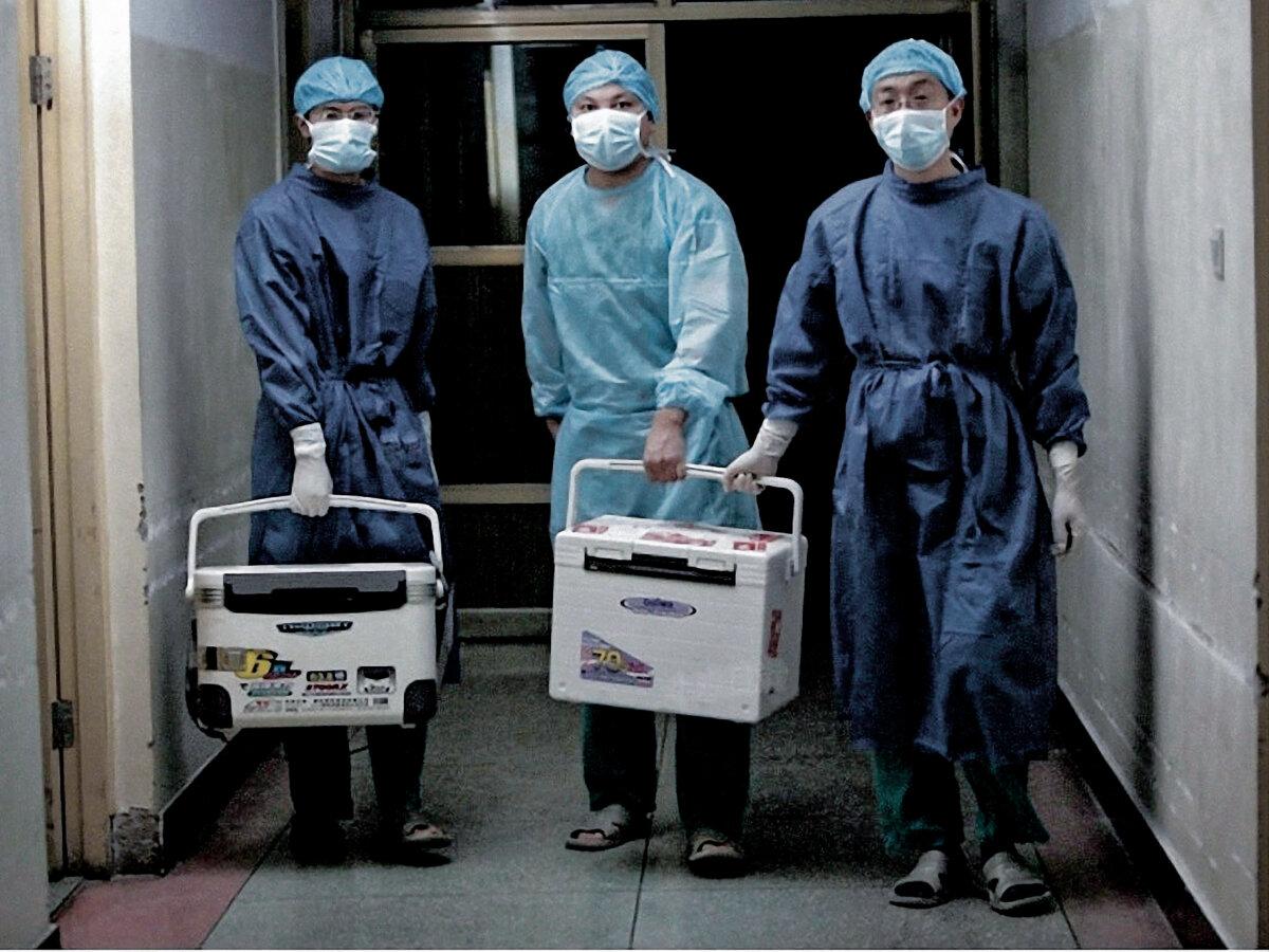 Doctors carry boxes containing fresh organs for transplant procedures at a hospital in Henan Province, China, on Aug. 16, 2012. (Screenshot via Sohu.com)