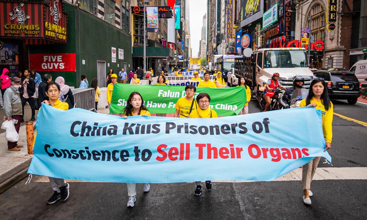 2022年5月13日,纽约,法轮功学员参加游行,纪念法轮大法向社会洪传30周年。(Samira Bouaou/英文大纪元)