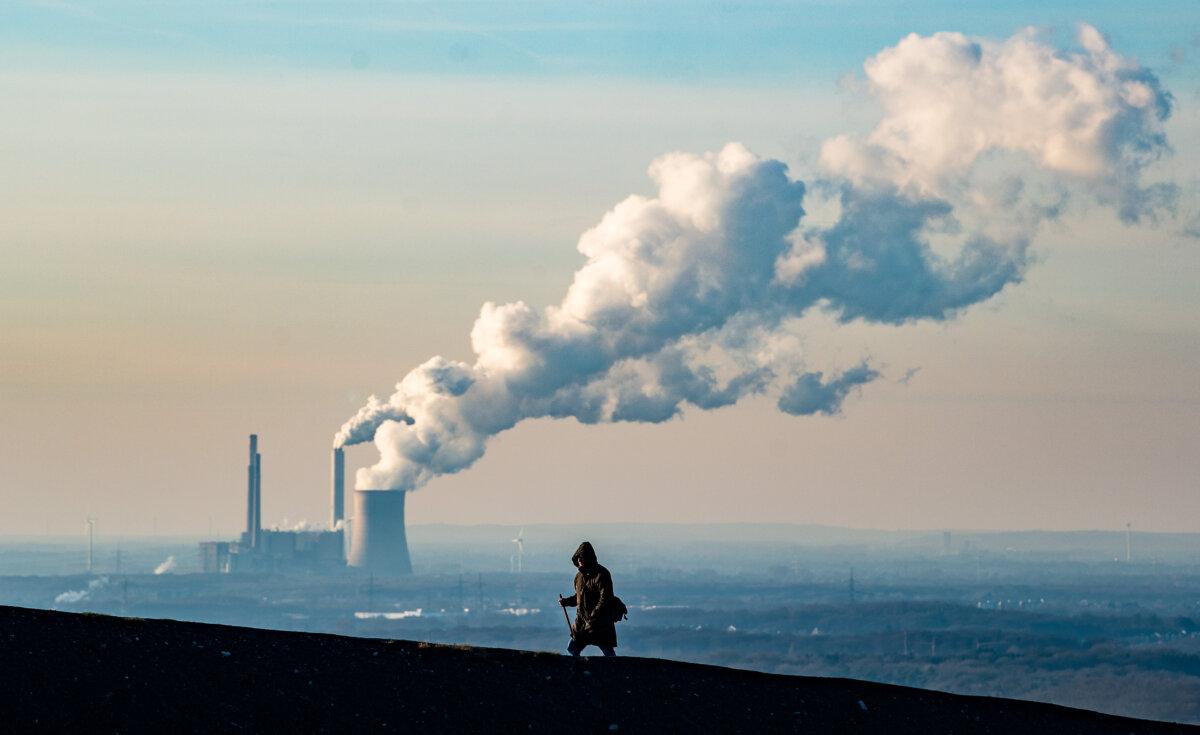 Smoke rises from the coal-fired power plant of STEAG on a cold winter day in Oberhausen, Germany, on Jan. 6, 2017. (Lukas Schulze/Getty Images)