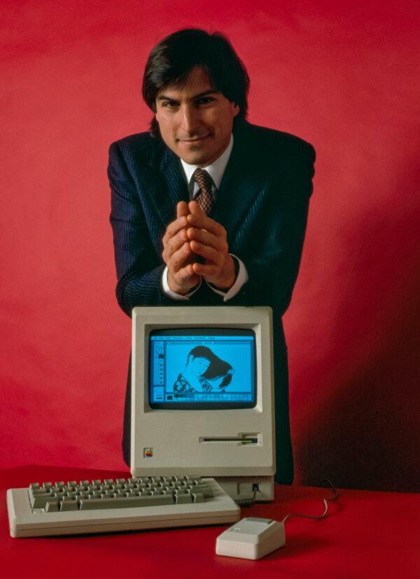 Steve Jobs and a Macintosh computer, January 1984, by Bernard Gotfryd. The image on the computer screen is 髪梳ける女 (A Woman Combing Her Hair), by Hashiguchi Goyo (d. 1921). (Public Domain)