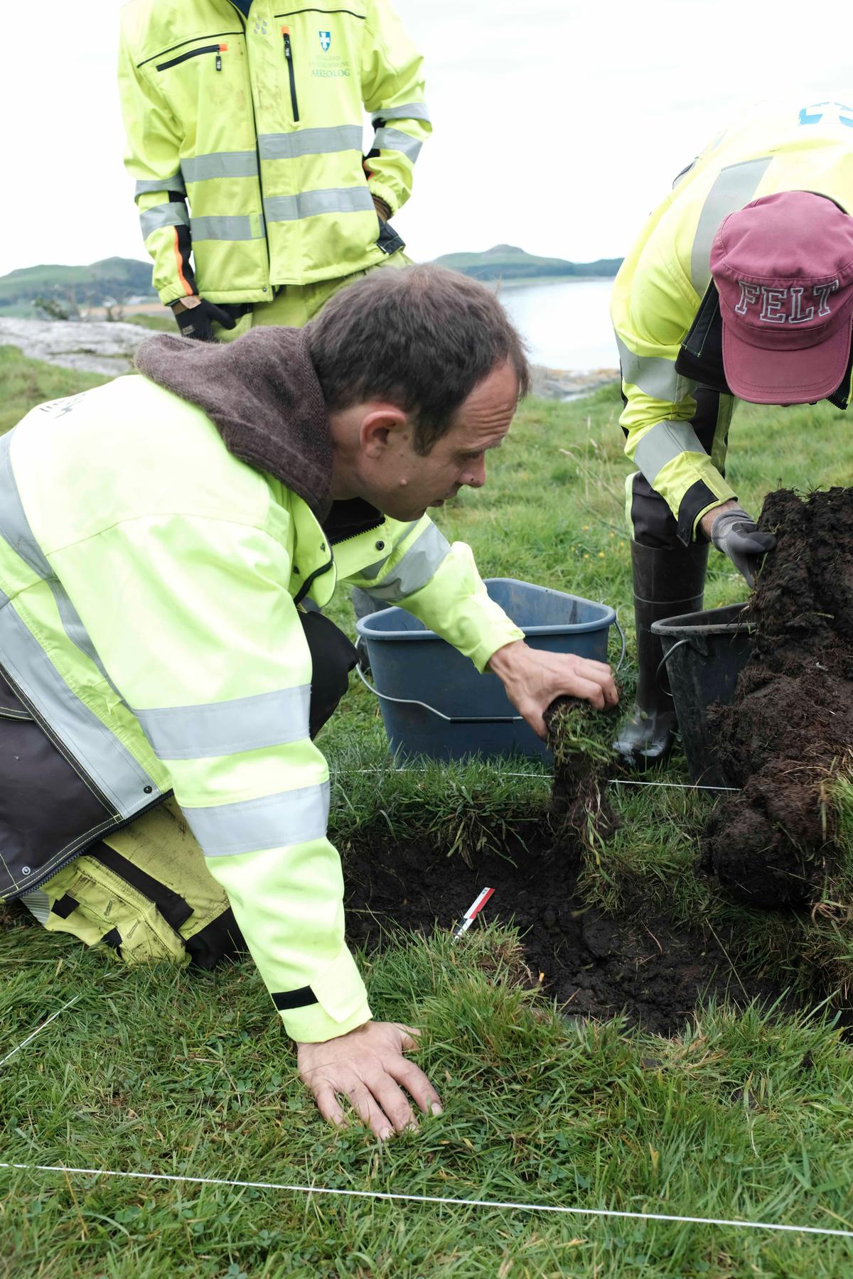 Archaeologists secure the location where the artifacts were found. (© Grethe Moéll Pedersen – The Museum of Archaeology, University of Stavanger)