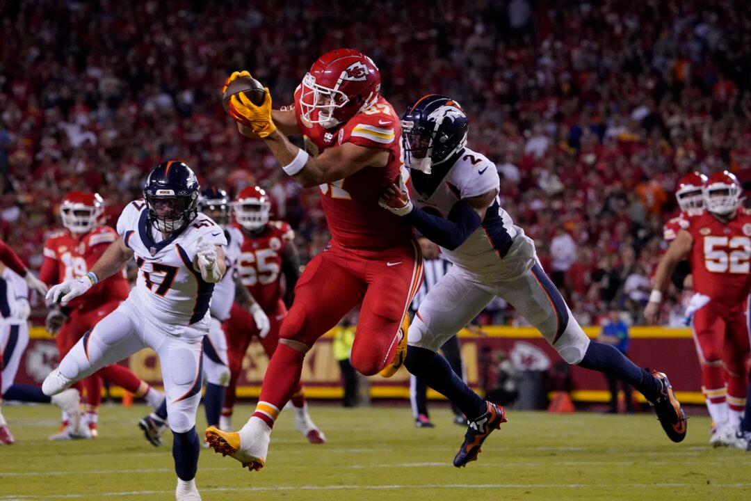 Mahomes Throws TD Pass, Kelce Has Big Game as Chiefs Beat Broncos 19–8