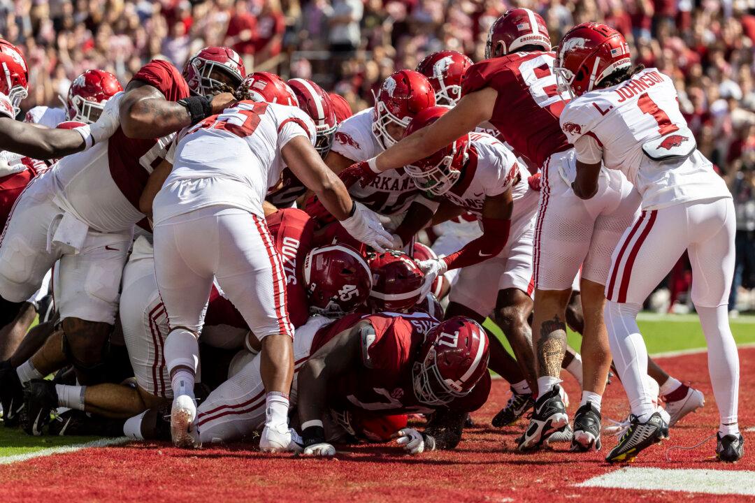 No. 11 Alabama Holds Off Arkansas, Wins 24–21 to Stay Undefeated in SEC