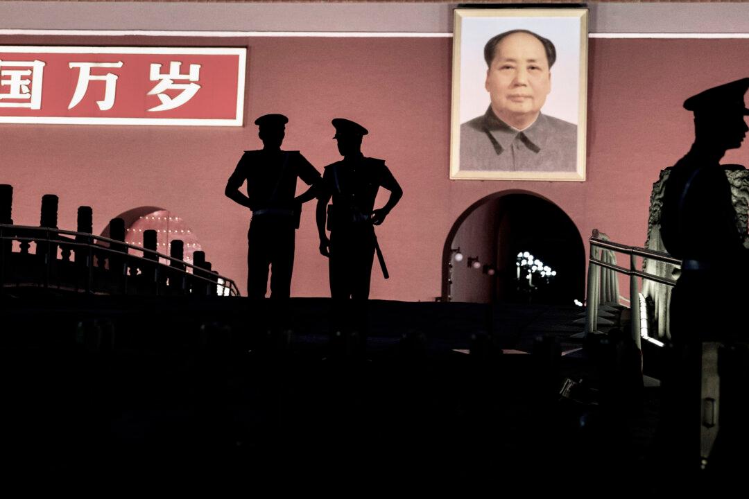 CCP Cuts Police Force, Experts Point to Economic Crisis and Past Collapses of Former Communist Regimes