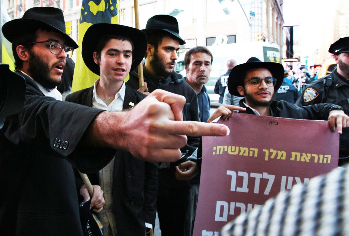 Jewish supporters of Israel confront Palestinian protesters near Times Square in New York on Oct. 13, 2023. (Richard Moore/The Epoch Times)