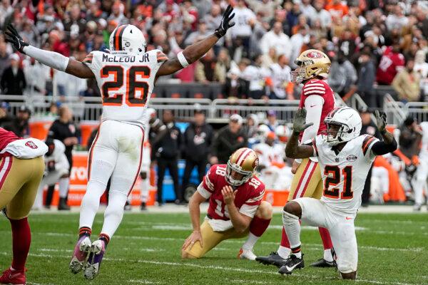 San Francisco 49ers place kicker Jake Moody, top right, and Mitch Wishnowsky (18) react as Cleveland Browns' Rodney McLeod Jr. (26) and Denzel Ward (21) celebrate after Moody missed a field goal at the end half of an NFL football game in Cleveland on Oct. 15, 2023. (Sue Ogrocki/AP Photo)