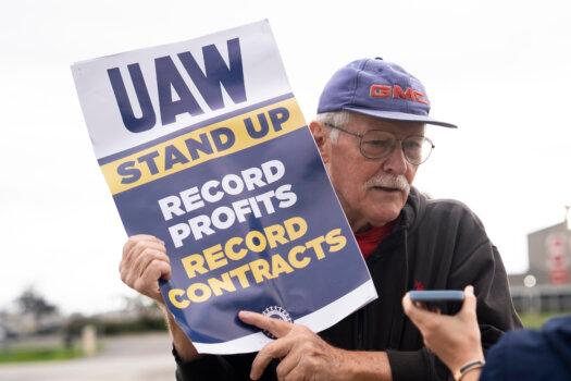 Bill Crews speaks during an interview with The Epoch Times after President Joe Biden addressed a UAW picket line at a General Motors Service Parts Operations plant in Wayne, Mich., on Sept. 26, 2023. (Madalina Vasiliu/The Epoch Times)