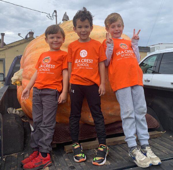 Children enjoy a field trip to the Pumpkin Weigh-Off in Half Moon Bay, Calif., on Oct. 9, 2023. (Helen Billings/The Epoch Times)