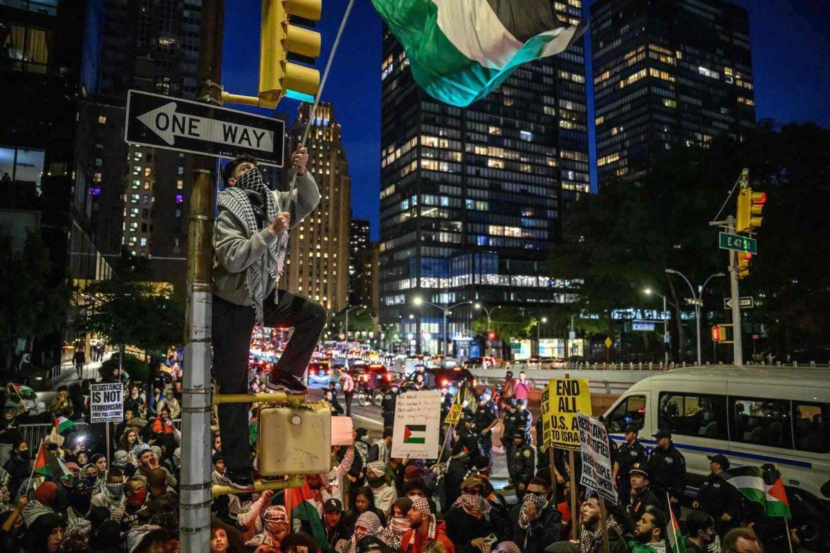 People demonstrate in support of Palestinians in New York City on Oct. 13, 2023. (Ed Jones/AFP via Getty Images)
