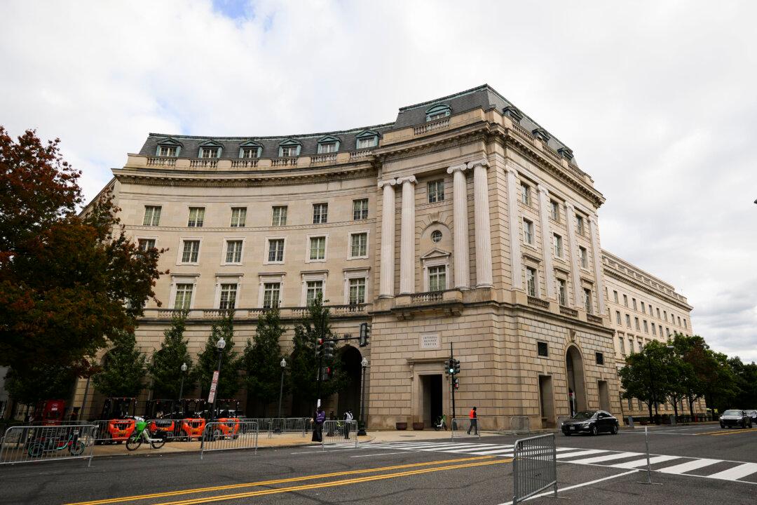 Leaker of Trump Taxes Worked for DNC Beltway Donor That Just Won a Big New IRS Contract