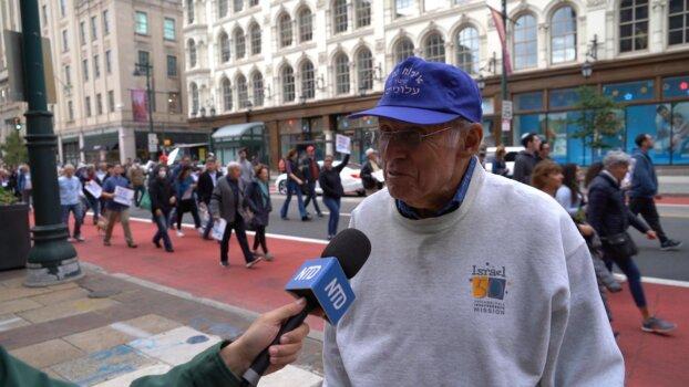 Retired dentist Bernie Dishler attended the parade “March for Israel” on Oct. 16, 2023. (William Huang/The Epoch Times)