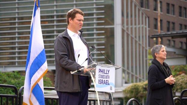 High school student Jacob Weiner, who was evacuated from Israel, spoke at the “Philly Stands with Israel” rally on Oct. 16, 2023. (William Huang/The Epoch Times)