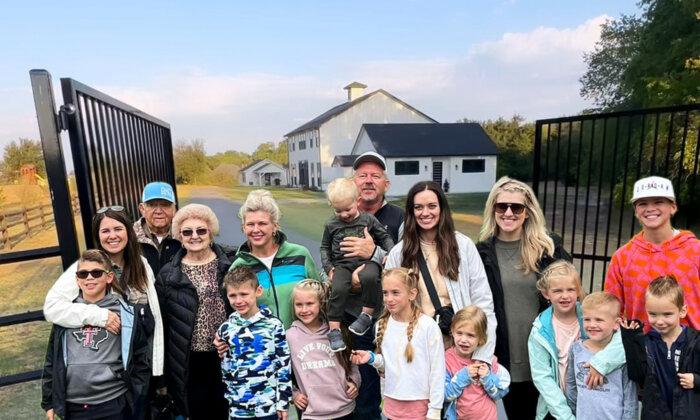 Family of 18 Spanning 3 Generations Lives on 15 Acres of Land, Shares How They Save Money