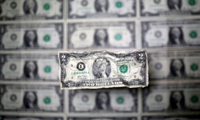 Dollar Slides to Over 2-Month Low as Fed Cut Bets Take Charge