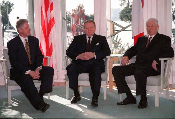 President Bill Clinton, (L), Finnish President Martti Ahtisaari, (C), and Russian President Boris Yeltsin pose together at the Mantyniemi presidential residence on the outskirts of Helsinki on March 21, 1997. (Alexander Zemlianichenko/AP)