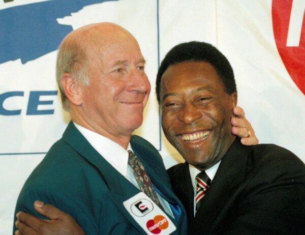 Soccer stars Sir Bobby Charlton of England, (L), and Edson Arantes do Nascimento, known as Pele, of Brazil, are shown during the MasterCard International meeting in Paris on Feb. 9, 1995. (Remy de la Mauviniere/AP)