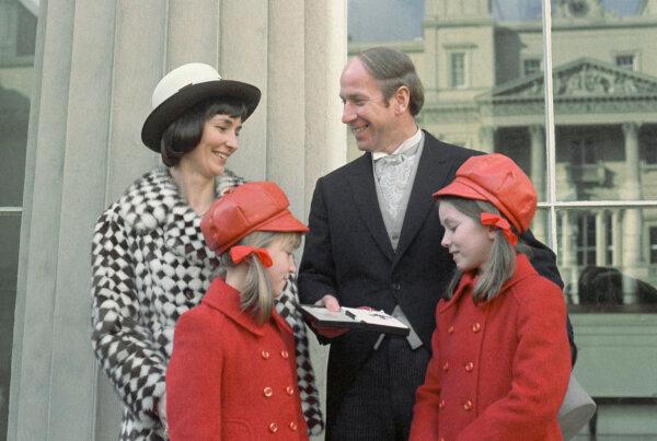 FILE - Former British soccer star Bobby Charlton, now a football team manager, at Buckingham Palace, London, for a medal presentation, surrounded by his wife and children, in Feb, 1974. Bobby Charlton, an English soccer icon who survived a plane crash that decimated a Manchester United team destined for greatness to become the heartbeat of his country's 1966 World Cup-winning team, has died. He was 86. A statement from Charlton's family, released by United, said he died Saturday Oct. 21, 2023 surrounded by his family. (AP Photo/File)