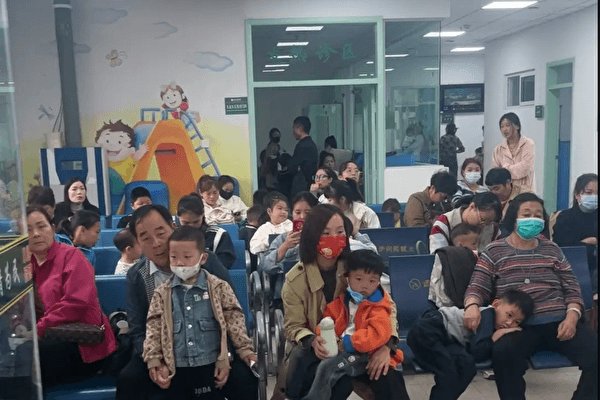 Children wait with their parents in a children's hospital in China to be treated on Oct. 19, 2023. (Screenshot via The Epoch Times)
