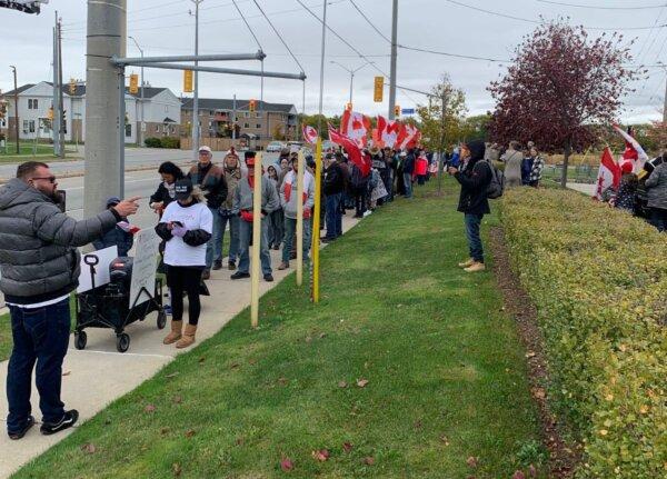 Pro-parental rights protesters demonstrate in St. Catharines. Ont., on Oct. 21, 2023. (Courtesty Karen Hilts)