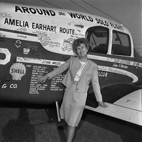 Pilot Joan Merriam Smith beside the plane she flew solo around the world. (Los Angeles/CC by 4.0)