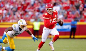 Mahomes Throws for 424 Yards and 4 TDs, Kelce Has Big Day as Chiefs Beat Chargers 31–17