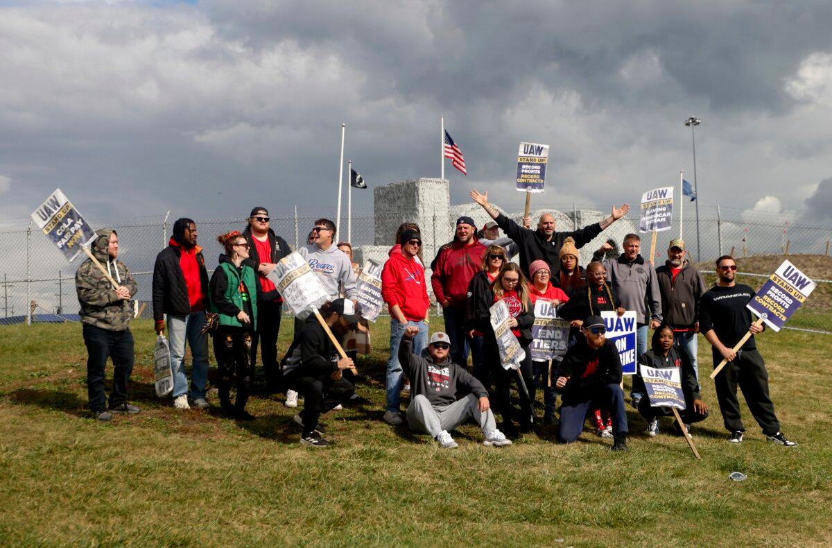 With arms outstretched, Sen. John Fetterman (D-Pa.) poses for a photo with striking workers as he visits the United Auto Workers picket line at the Stellantis Toledo Assembly Complex in Toledo, Ohio, on Oct. 20, 2023. (Kurt Steiss/The Blade via AP)