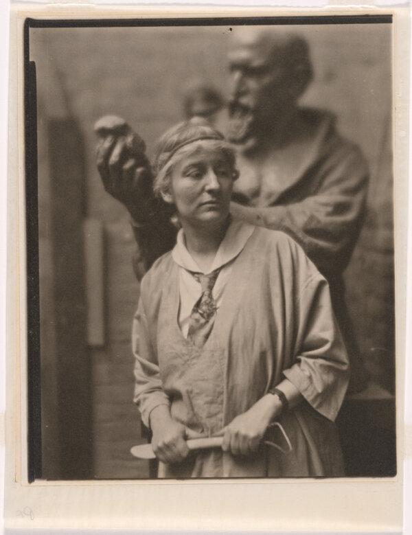 American sculptor Malvina Hoffman (1885–1966) stands in front of her sculpture of Croatian sculptor Ivan Mestrovic, around 1928. Photograph taken by Clara Sipprell. National Portrait Gallery, Smithsonian Institution, Washington. (Public Domain)