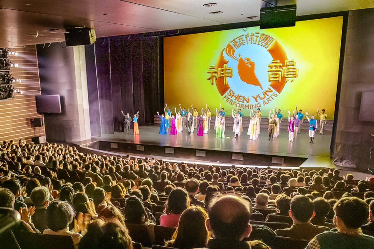 Shen Yun Performing Arts World Company’s curtain call at the Gumi Arts Center–Grand Hall in Gumi, South Korea, on Feb. 5, 2023. (Kim Guk-hwan/The Epoch Times)