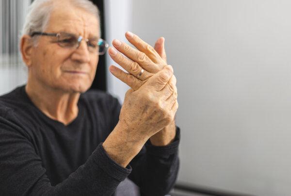 <span class="caption">Hand osteoarthritis causes pain and stiffness for many older people. </span>(bymandesigns/Shutterstock)