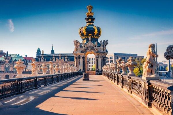 The main entrance to the complex is known as the Crown Gate (Kronentor in German). Along this 18th-century Baroque gateway are decorative and whimsical statues on the stone balustrades along the triumphal arch, which is topped with an ornate gilded crown. (Andrew Mayovskyy/Shutterstock)