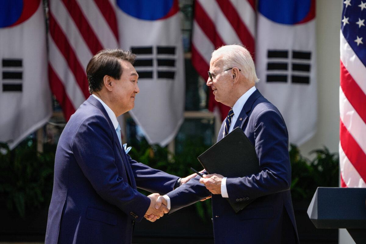  U.S. President Joe Biden (R) and South Korean President Yoon Suk-yeol shake hands during a joint press conference in the Rose Garden at the White House on April 26, 2023. (Drew Angerer/Getty Images)