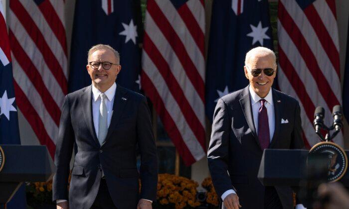 Biden Cautions Australian Government on Dealing With Beijing