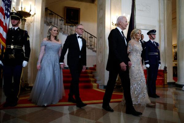 U.S. President Joe Biden (2nd-R) and first lady Jill Biden (R) welcome Prime Minister of Australia Anthony Albanese and his partner Jodie Haydon to the White House in Washington, on Oct. 25, 2023. (Anna Moneymaker/Getty Images)