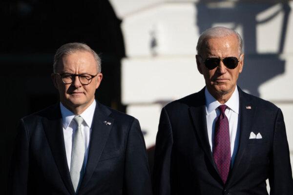 U.S. President Joe Biden (R) welcomes Australian Prime Minister Anthony Albanese during an arrival ceremony on the South Lawn of the White House on Oct. 25, 2023. (Drew Angerer/Getty Images)