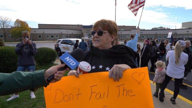 June McAndrew held a sign saying “Don’t Fail The Majority of Our Children For The Few," during the walkout on Oct. 25, 2023. (William Huang/The Epoch Times)