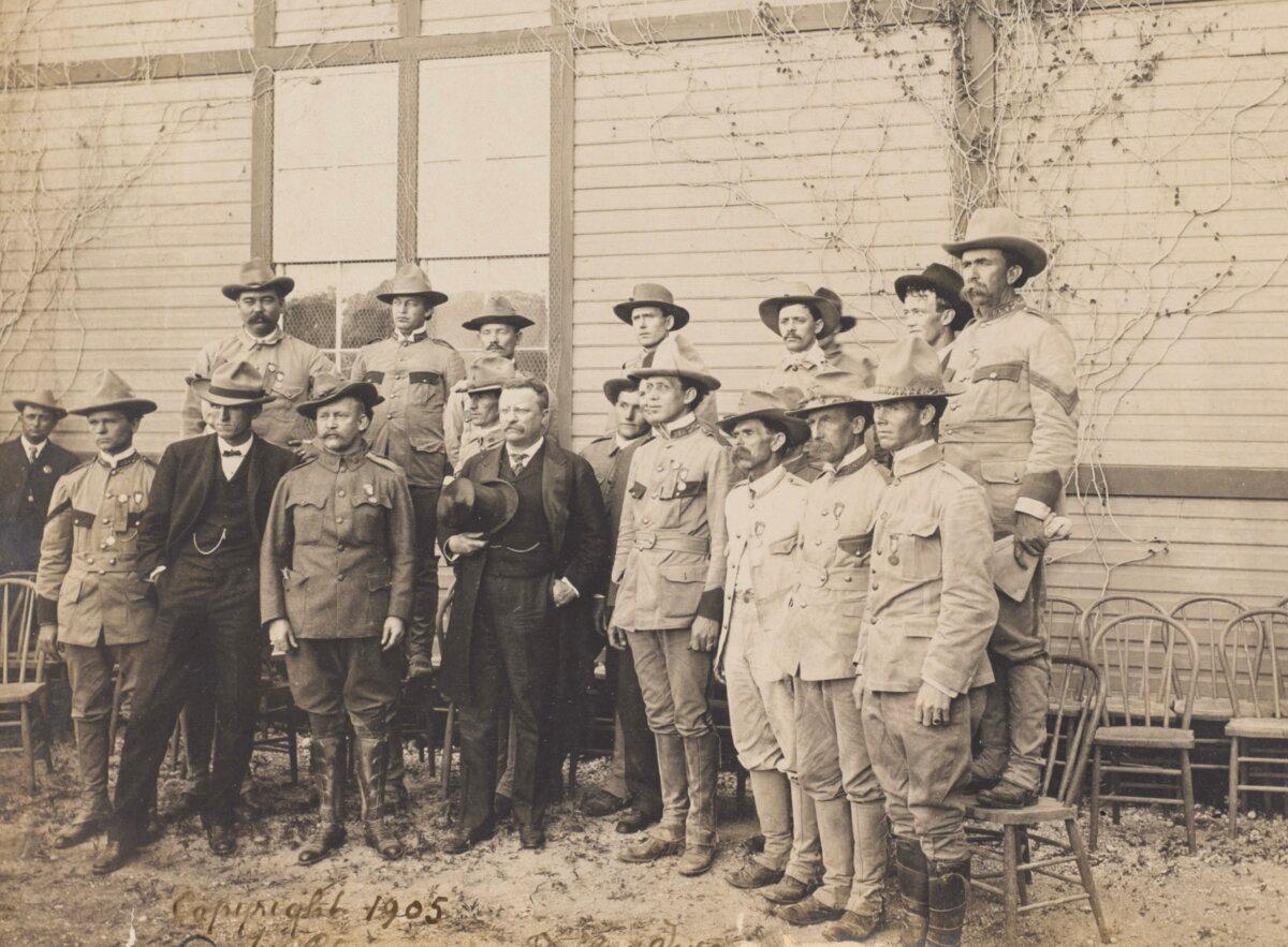 President Roosevelt and a team of his Rough Riders in San Antonio, Texas, 1905. Library of Congress. (Public Domain)