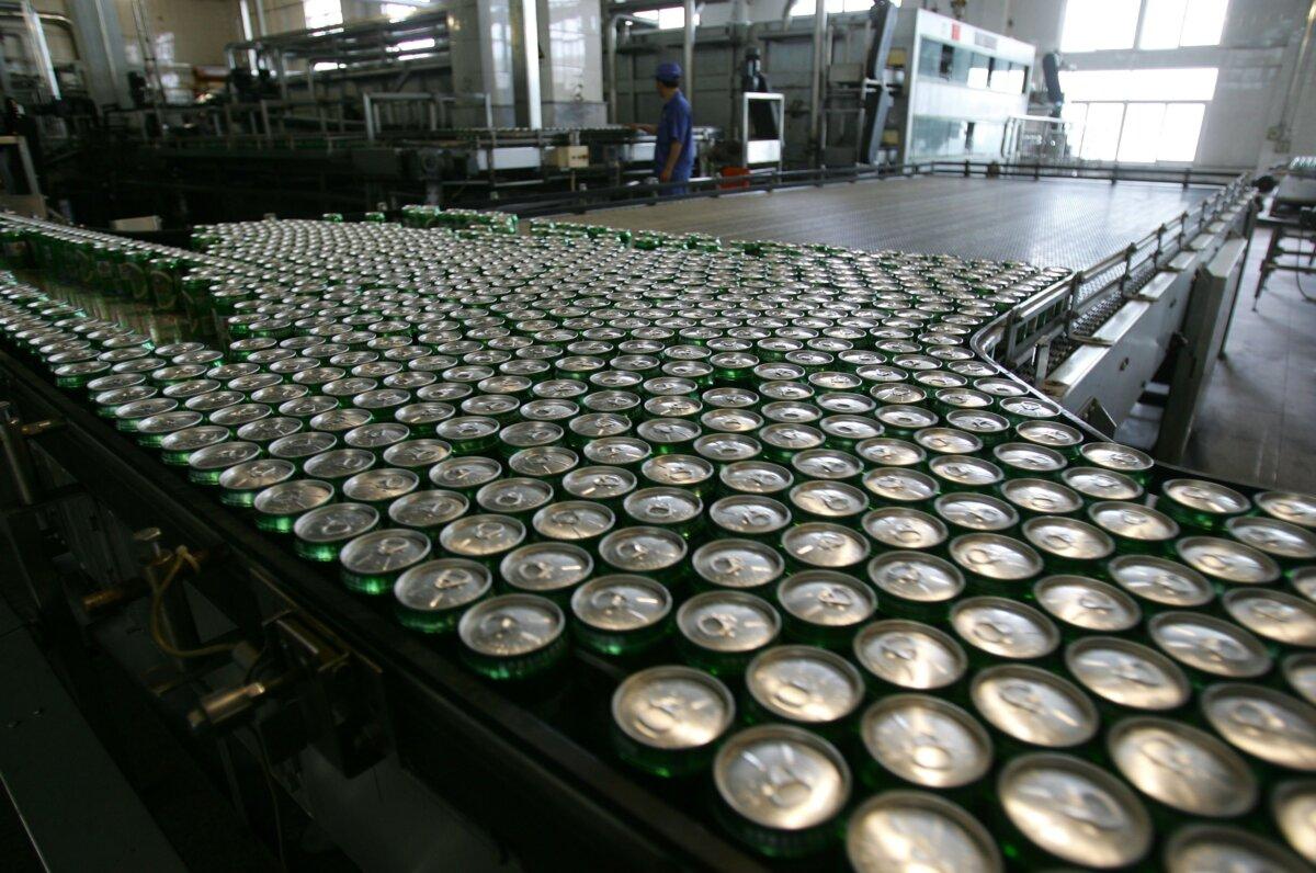 A Chinese worker monitors the can lines of the Tsingtao beer factory in Qingdao, Shandong Province of China, on Aug. 25, 2006. (Cancan Chu/Getty Images)
