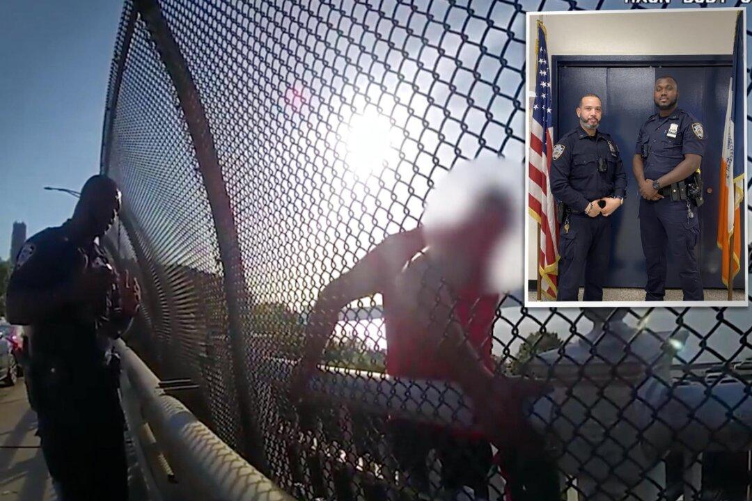 ‘I’ve Been in Your Shoes, Brother’: Police Officers Talk Man Down From Jumping Off Bridge in NYC