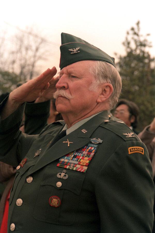 Retired U.S. Army Col.<span style="color: #ff0000;"> </span>Lewis Millett, a Korean War Medal of Honor recipient, salutes the flag at a memorial service commemorating the charge that he led up Bayonet Hill in 1951. (Public Domain)